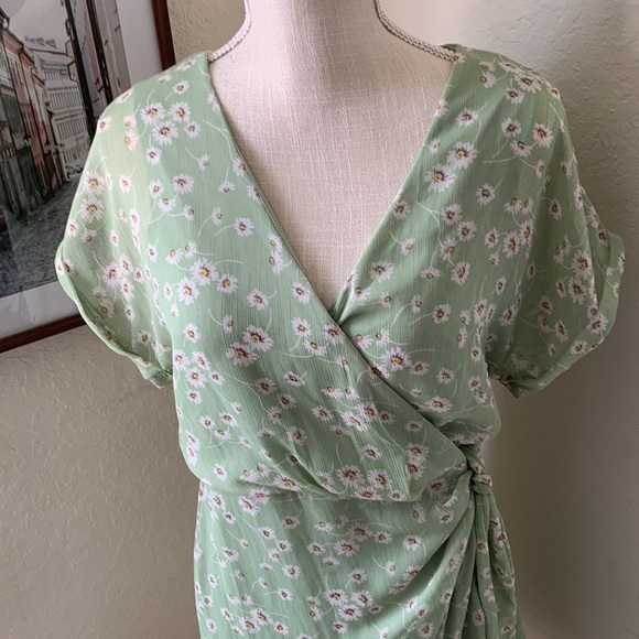 ALL IN FAVOR Light Green Floral Print Wrap Dress Size Small - Picture 8 of 16